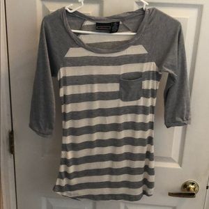 LICORICE NWT gray cream tunic striped size small